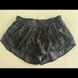 Lululemom black camo hotty hot low rise inseam 2.5 shorts